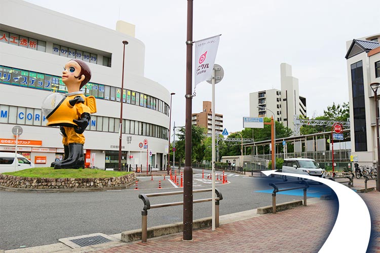 出口を出て、右手（「サン・チャイルド」像の後ろ）に進みます