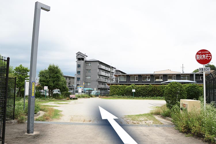 公園が見えてくるので、公園の中に入ります※雨などでお足元が悪い場合は線路沿い方向から迂回してください