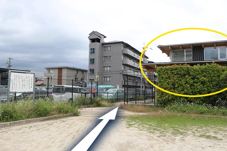 公園の右手に当クリニックが見えます